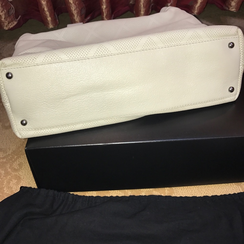 Chanel white perforated tote with handles and CC - Picture 7 of 8